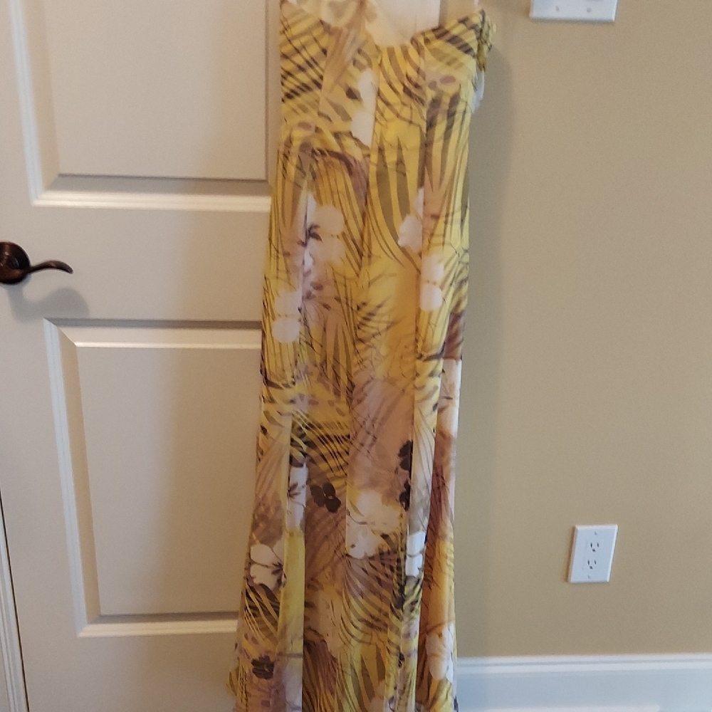 Elegant Strapless Floral Dress - Picture 3 of 3